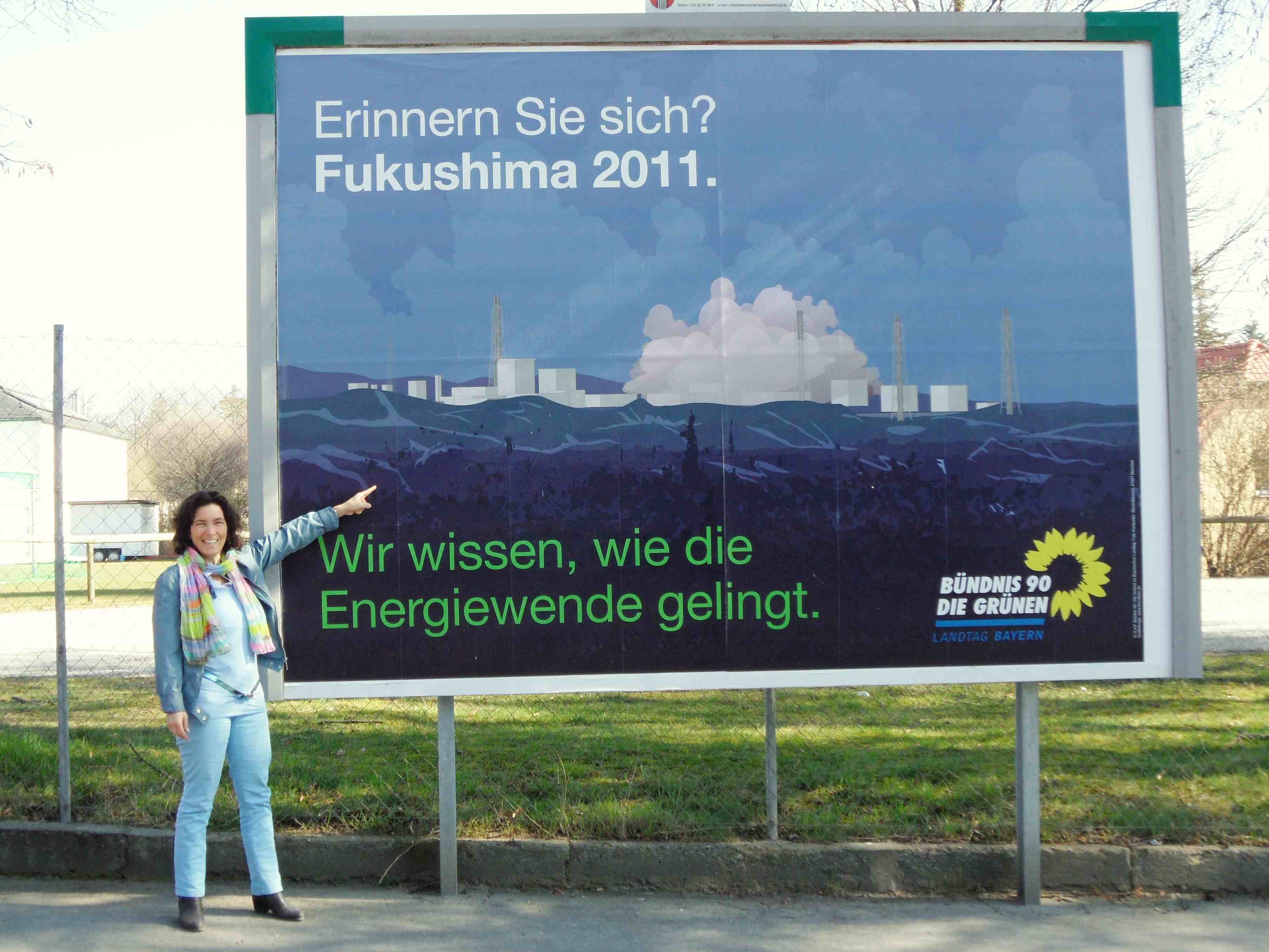 Damit Fukushima nicht in Vergessenheit gerät! Kerstin Celina vor dem Plakat in Kitzingen