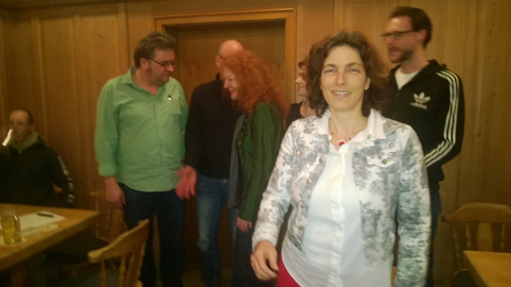Kerstin Celina beim Schafkopfabend zusammen mit der Fraktionsvorsitzenden Margarete Bause, Gerhard Müller, Kreisräten und Gemeinderäten.