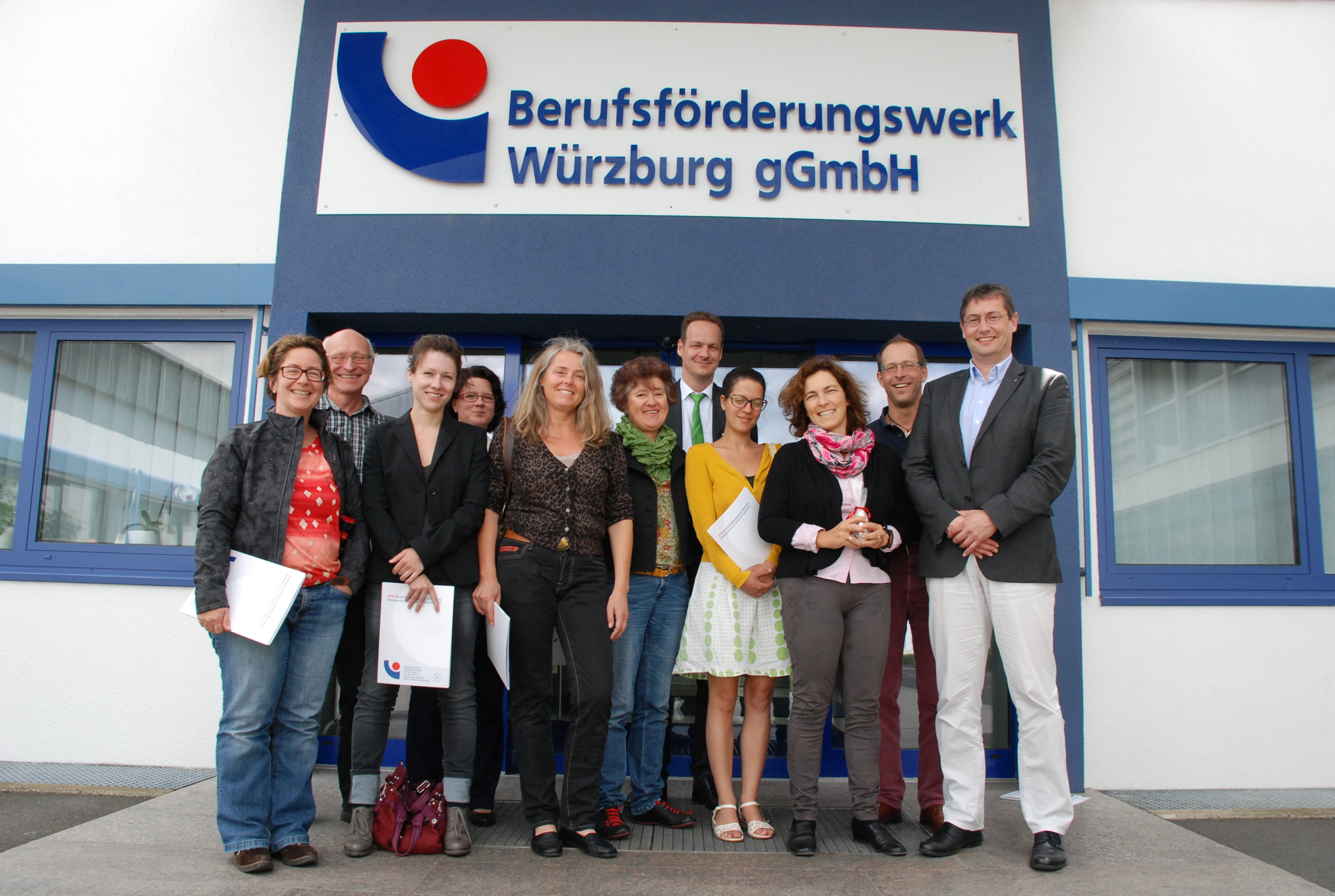 Gruppenfoto vor dem Berufsförderungswerk in Würzburg. 