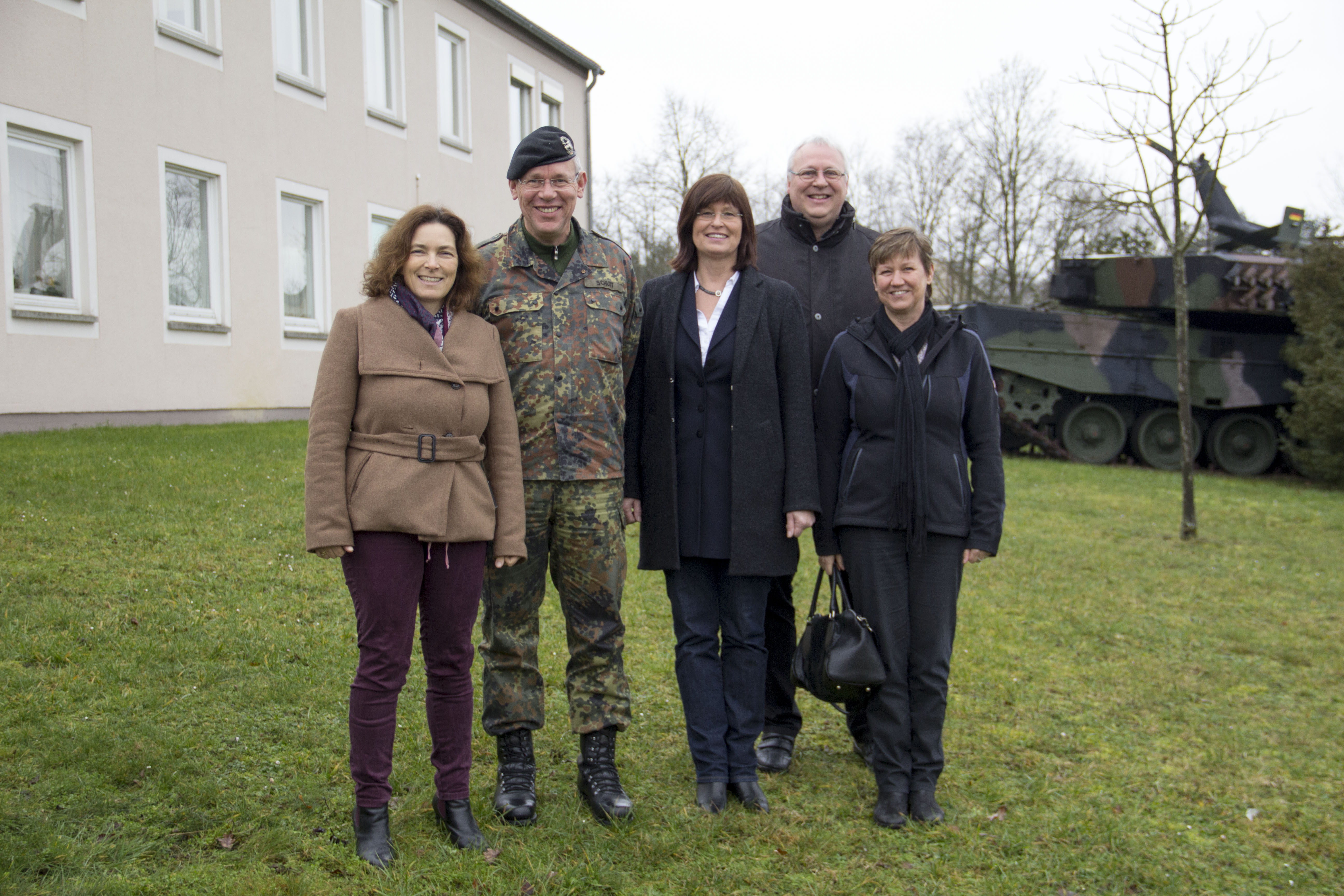 Auf dem Foto von links nach rechts:  MdL Kerstin Celina; Divisionskommandeur Generalmajor Bernd Schütt; Stellvertretende Landrätin Karen Heußner; Gerhard Kraft, Mitarbeiter MdL Celina; Bezirksrätin Bärbel Imhof.