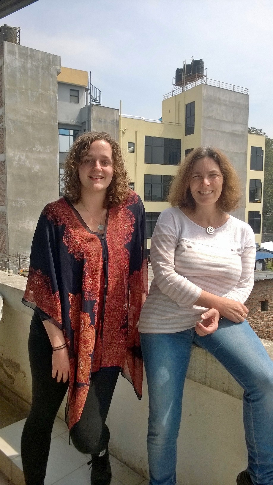 Kerstin Celina mit Praktikantin Chiara Kaiser in Nepal.