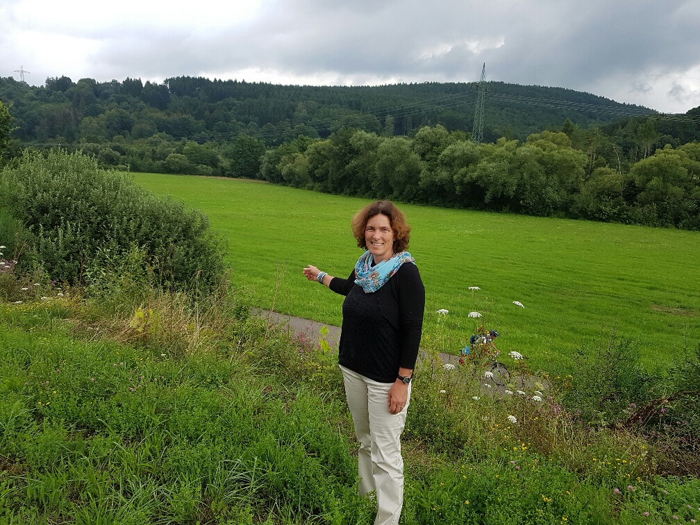 Kerstin Celina bei der Ortsbesichtigung für geplanten Radweg in Rieneck