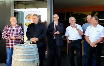 Gruppenfoto mit Staatsminister Brunner und Artur Steinmann, Präsident des fränkischen Weinbauverbands