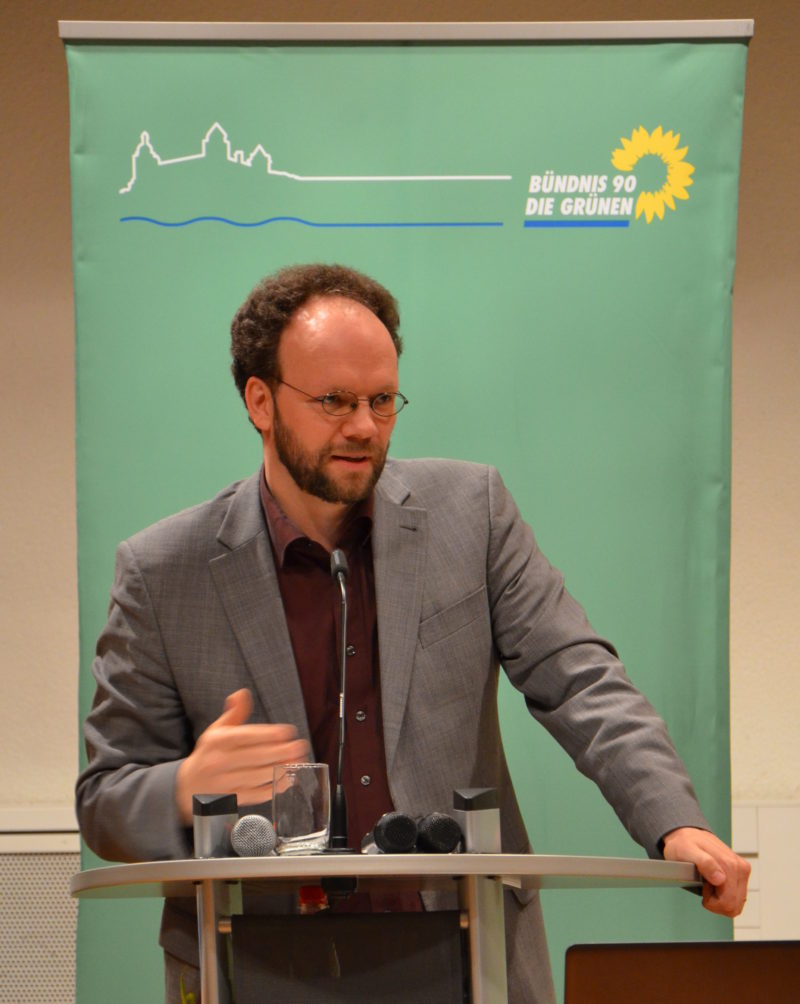 Stadtrat Patrick Friedl stellt Würzburger Radwegekonzept vor.