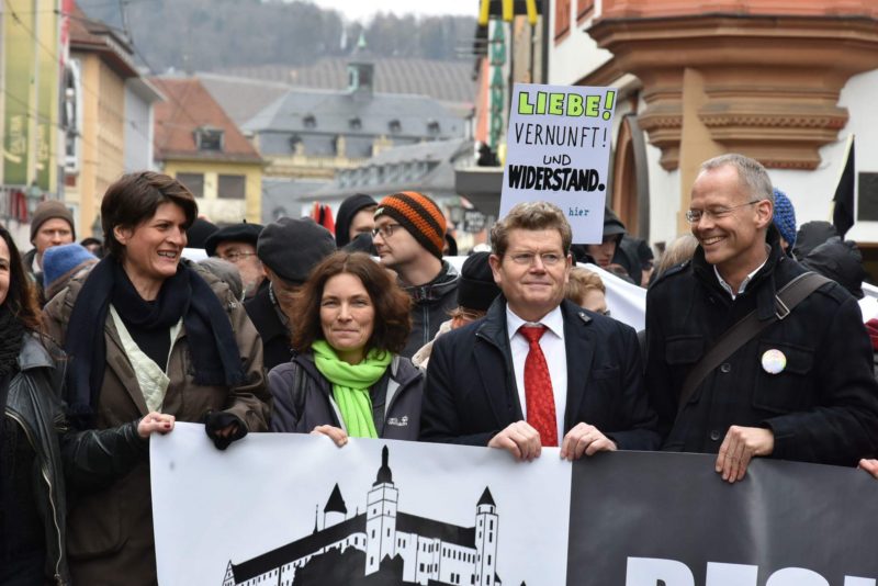 Frontbanner der "Würzburg lebt Respekt"-Demonstration mit Claudia Stamm, Kerstin Celina, Georg Rosenthal und Burkhard Hose.