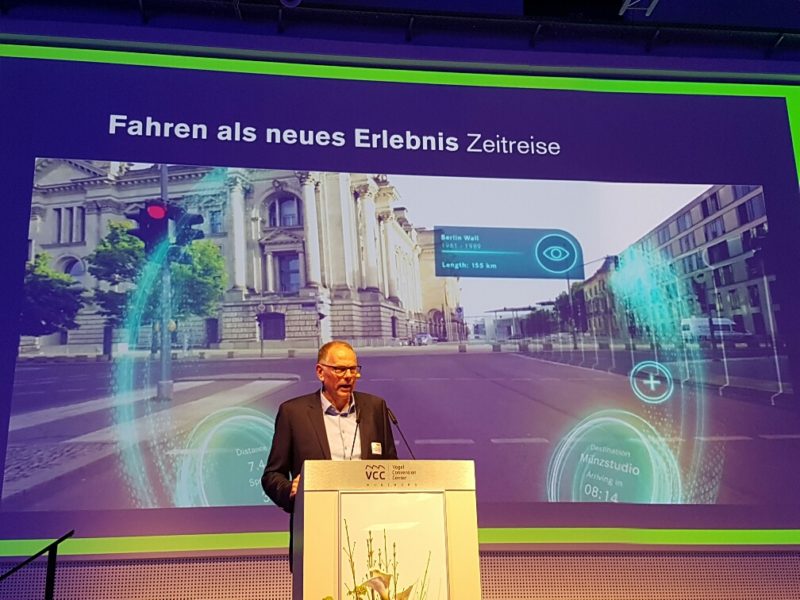 Prof. Erich Schöls während seines Vortrags über autonomes Fahren.