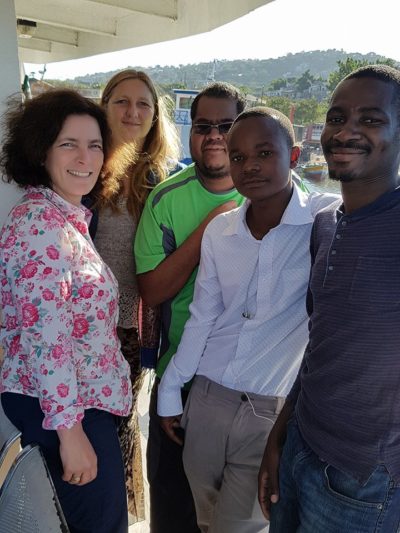 Kerstin Celina mit Dr. Christa Kasang, Elisha Matthias Mlewa, Given Mikasi, Henerico Shimba und Dr. Graeme Jacobs.