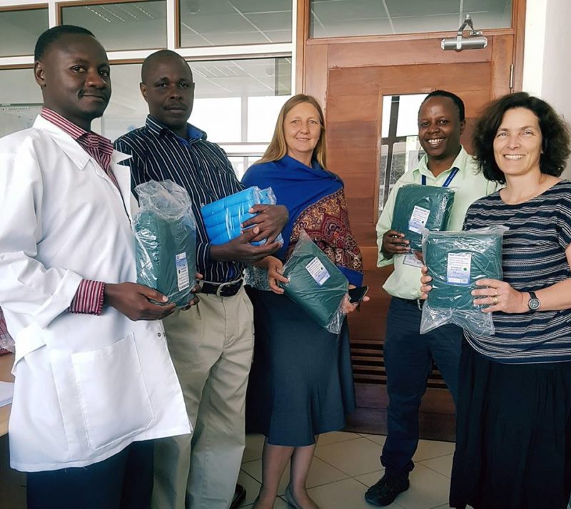 Kerstin Celina mit Dr. Christa Kasang und Ärzten und Forschern im Bugando-Hospital in Mwanza.