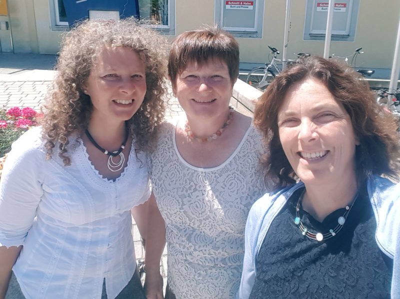 Kerstin Celina mit Yvonne Rösl und Gabi Bayer beim Besuch des Sozialpsychiatrischen Dienst Neumarkt.