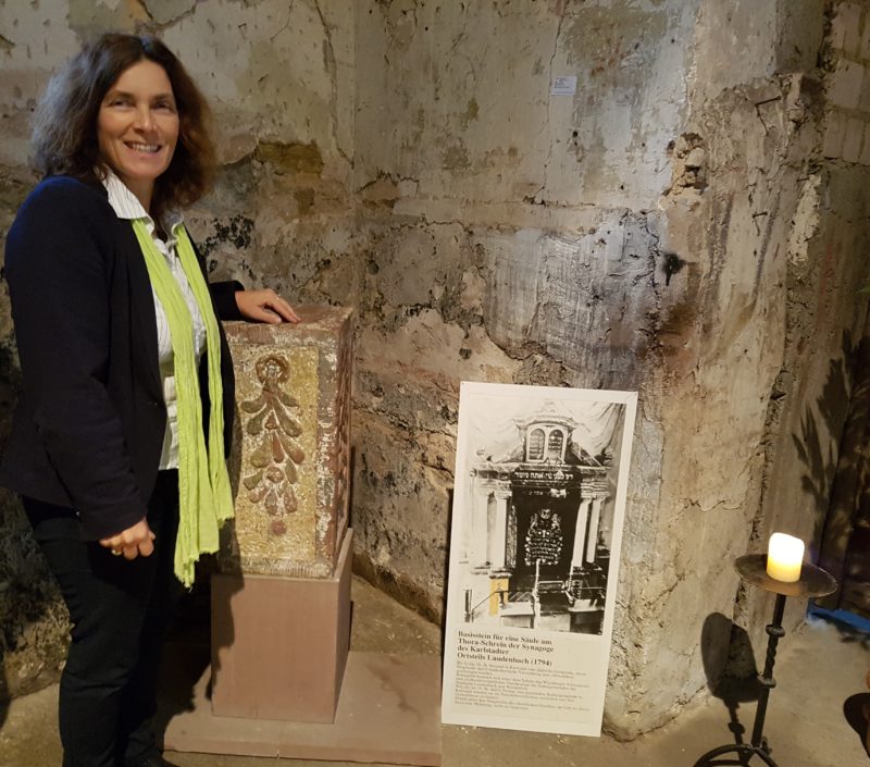 Kerstin Celina mit dem Sockelstein der Synagoge Laudenbach.