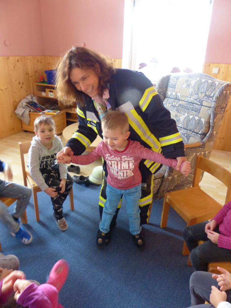 Pressemitteilung: MdL Celina unterstützt Brandschutzerziehung im Kindergarten Gaukönigshofen