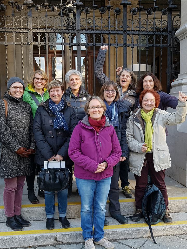 Frauenpower: grüne Bezirksrätinnen feiern Weltfrauentag 2018 in Wien.