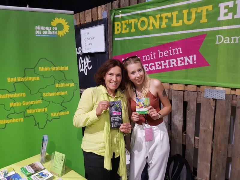 Gute Stimmung auf der Green Fair Messe: mit der Bezirkstagskandidatin Irina Hönig. 