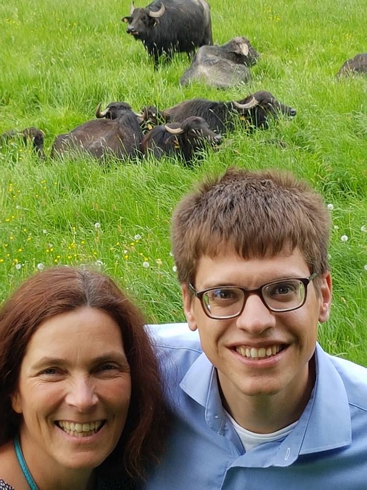 Kerstin Celina und Gregor Münch mit den Hafenlohrer Wasserbüffeln.