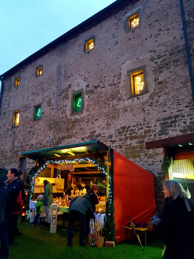 Weihnachtsmarkt vor der historischen Kulisse des Schloss Grumbach.