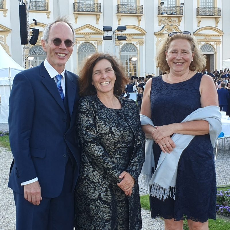 Kerstin Celina mit Susanne Arndt (Vorsitzende der Landes-Eltern-Vereinigung der Gymnasien e.V. (LEV)) und Helmut Celina (stv. Vorsitzender) beim Sommerfest des Bayerischen Landtags.