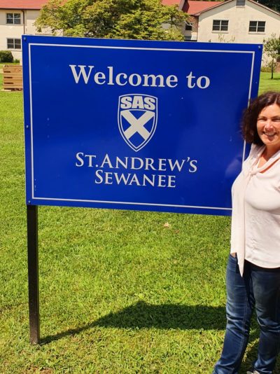 Kerstin Celina vor dem St. Andrews College Sewanee.